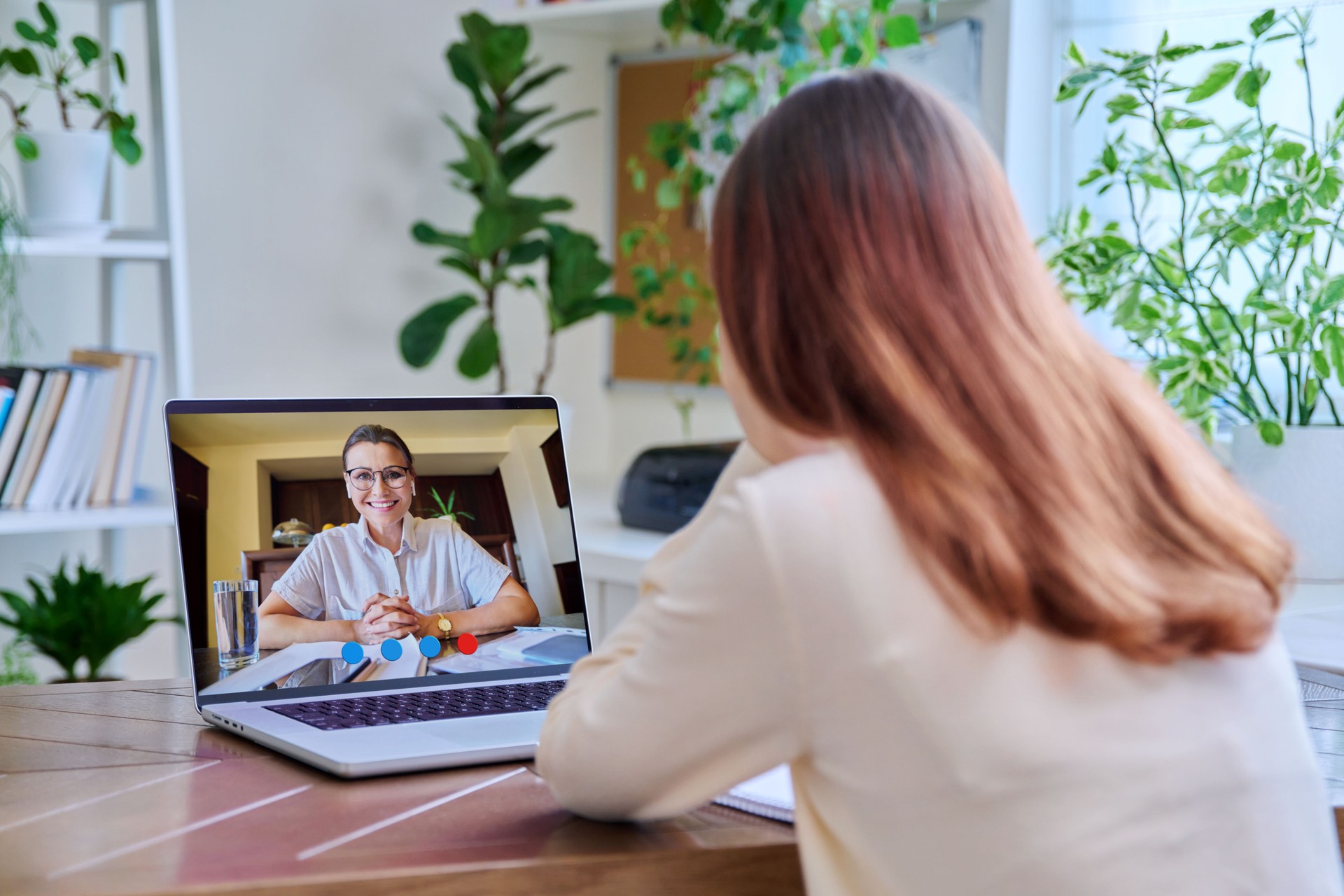 Junge Frau in Online-Therapie mit Psychologe, Psychotherapeut
