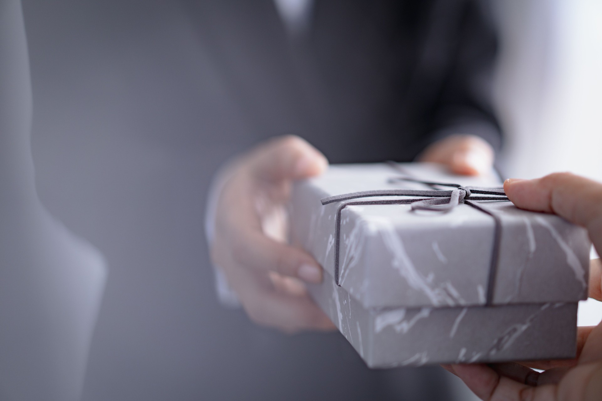 Mittelteil Des Mannes, Der Dem Kollegen Ein Geschenk Gibt T